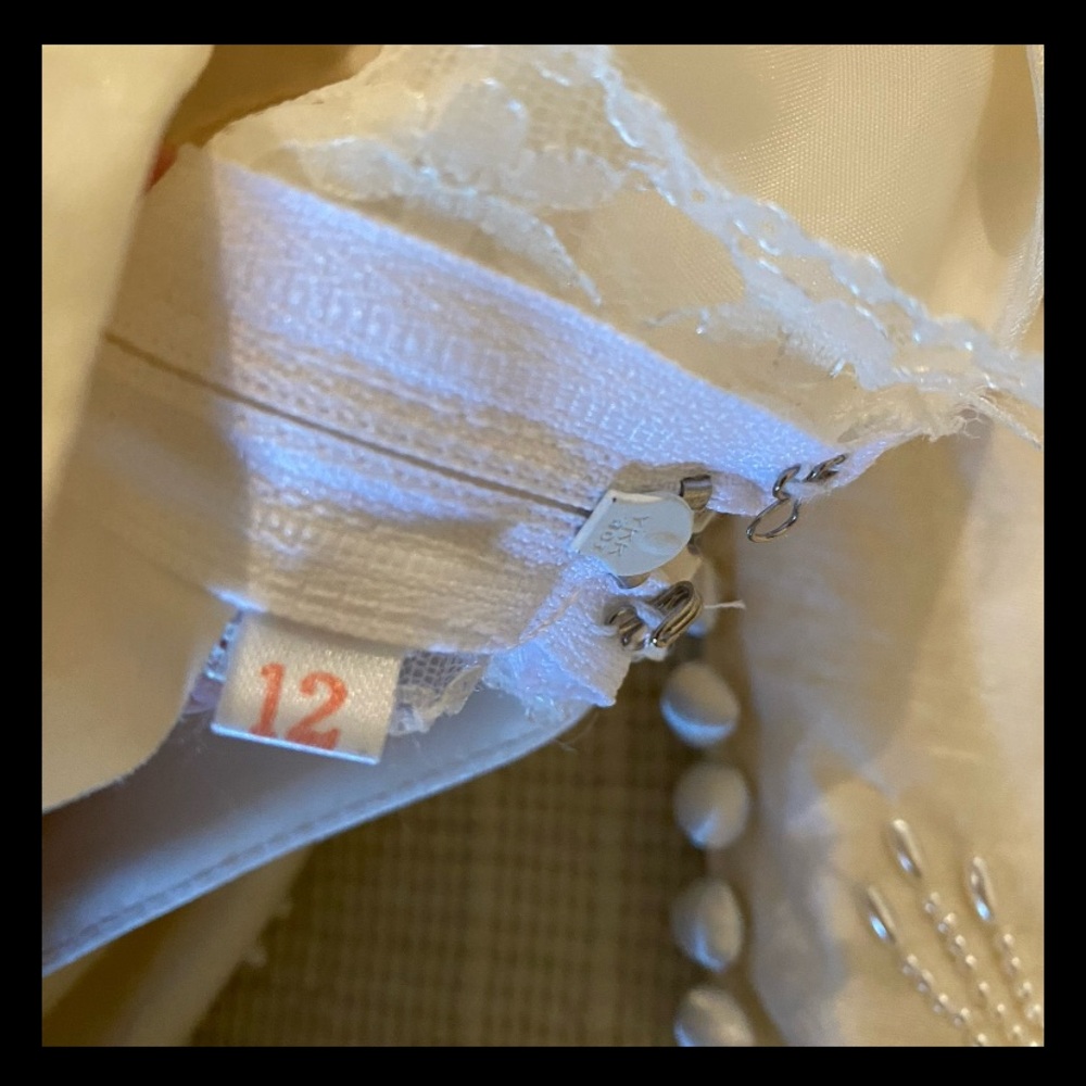 100% silk vintage Ivory Bridal Gown with straps with beaded bodice - Picture 16 of 16